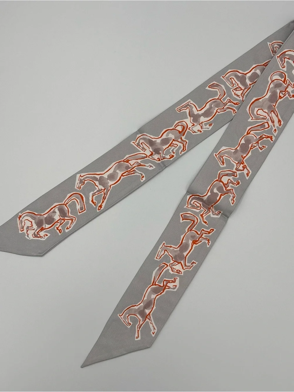 Hermès Twilly Chevaux en Liberté Gris Perle Rouge Scarf Ribbon Hair Tie - Picture 2 of 5